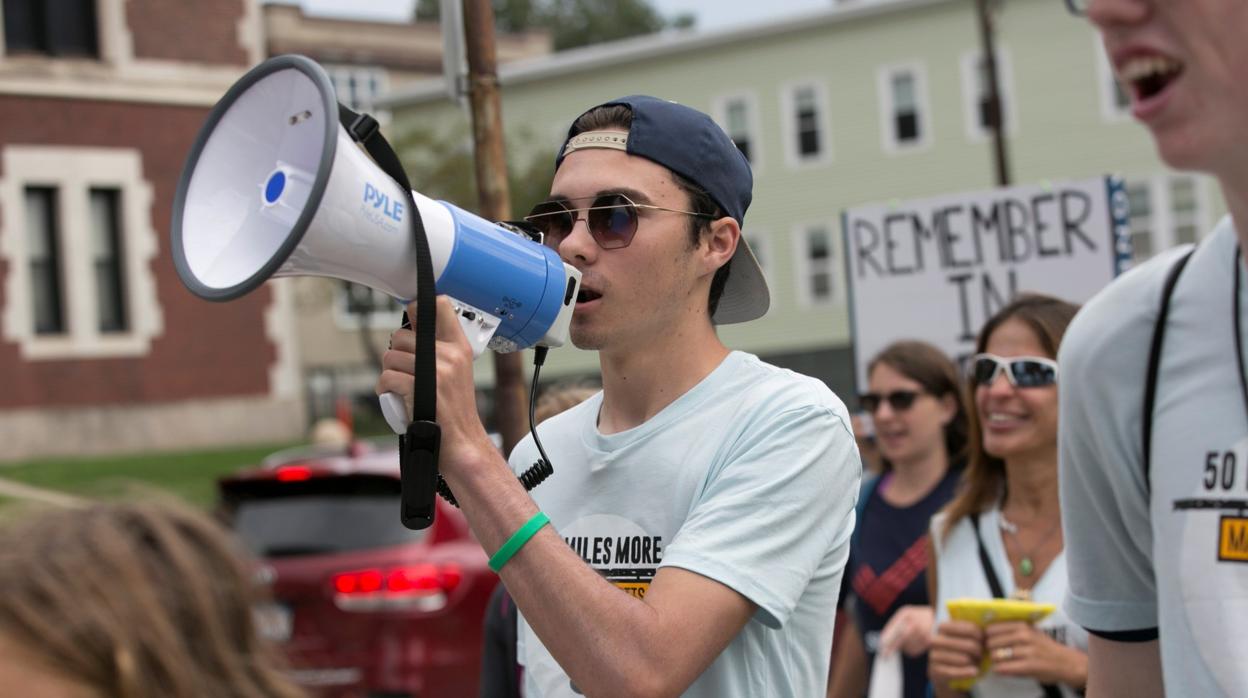 Superviviente del tiroteo en un instituto del sur de florida durante una protesta contra las armas en Worcester