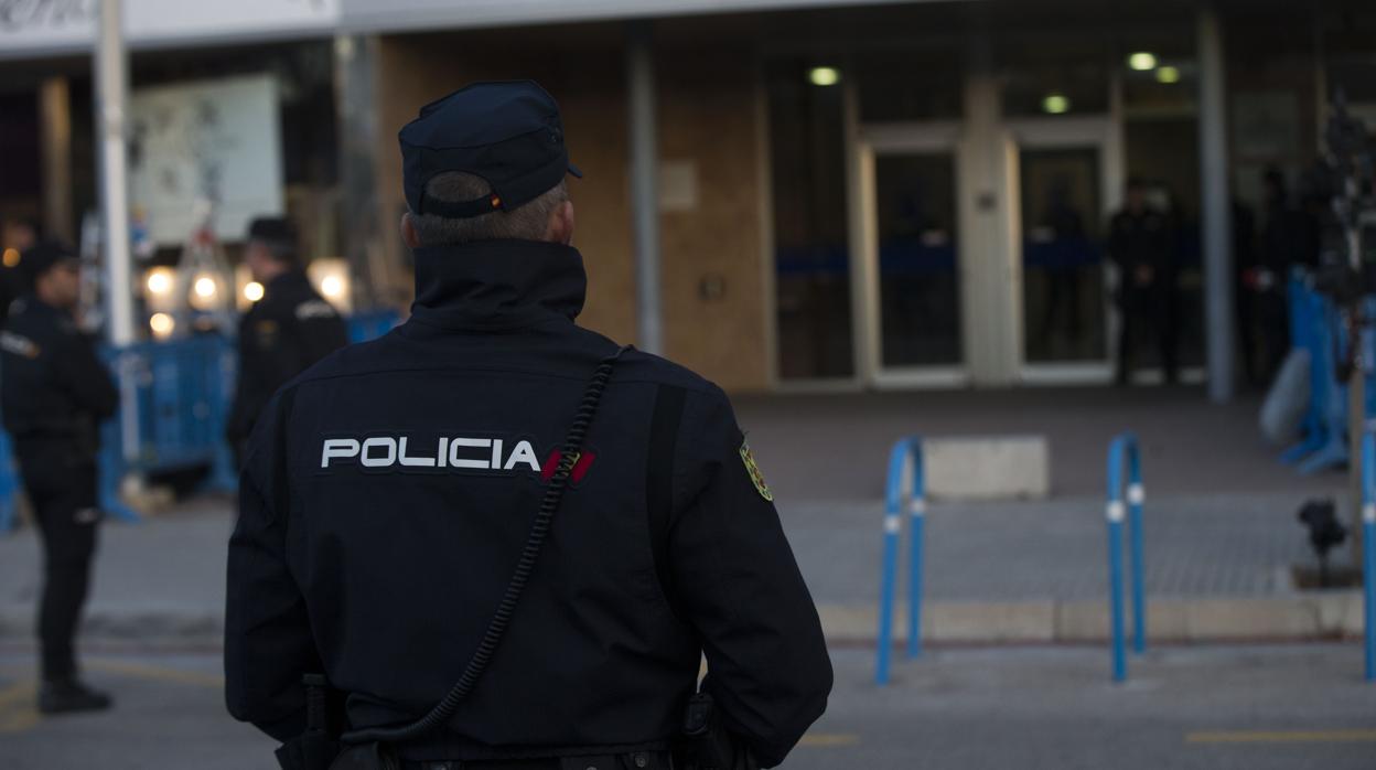 El joven recurrió a la Policía porque no recordaba haber entrado en los baños