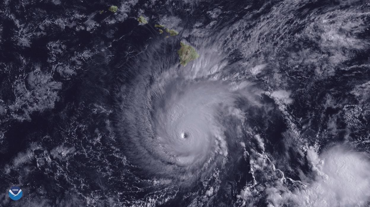 Fotografía del 24 de agosto de la NOAA del huracán Lane