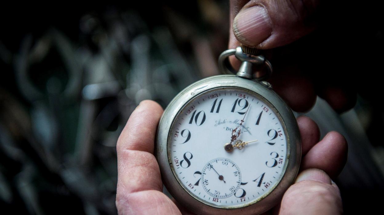 Imagen de archivo de Bela Hatvani, descendiente de la nobleza húngara, mientras atrasa una hora el reloj de bolsillo