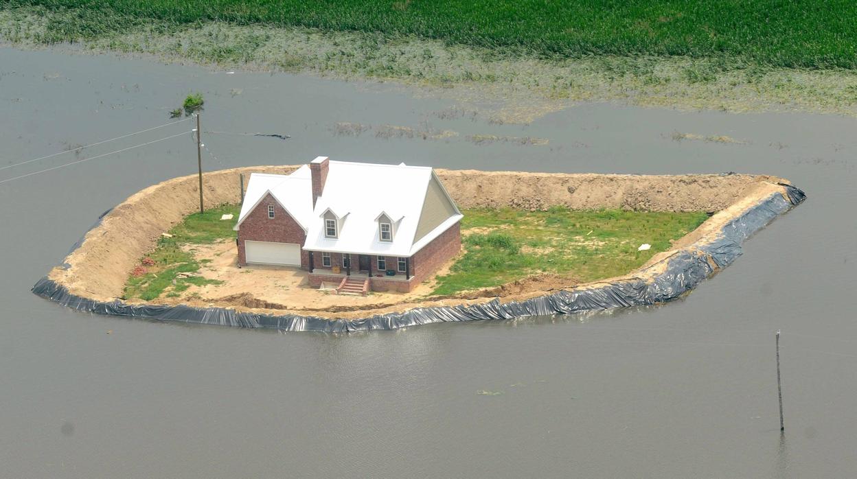 El huracán se encuentra a 190 millas (305 kilómetros) al este-sureste del delta del río Misisipi