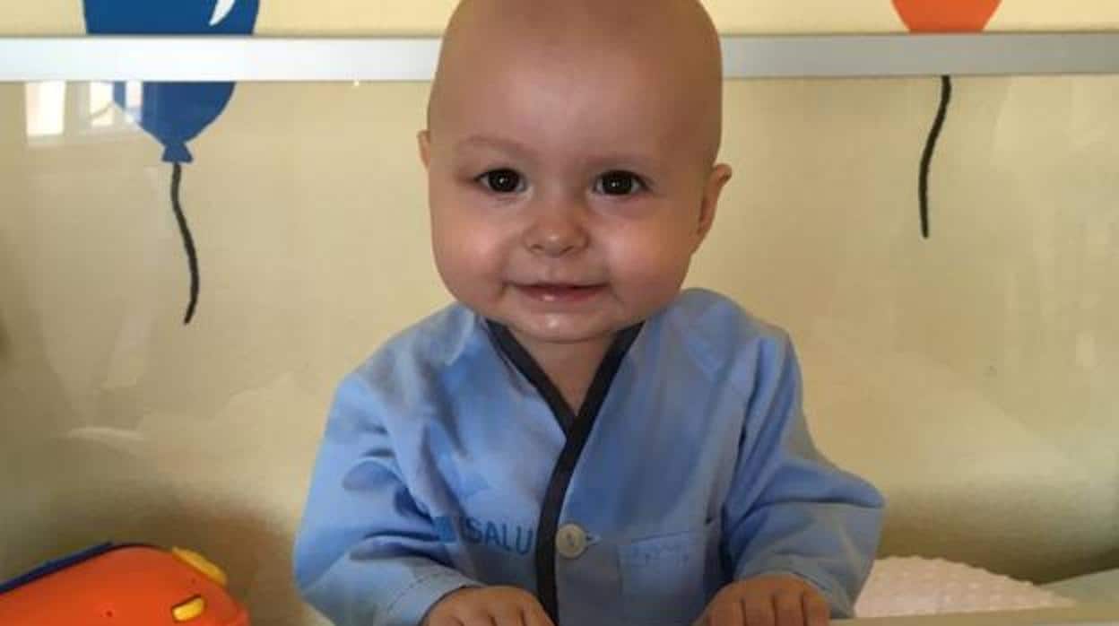 Cataleya sonríe a la cámara mientras viste el pijama del hospital.