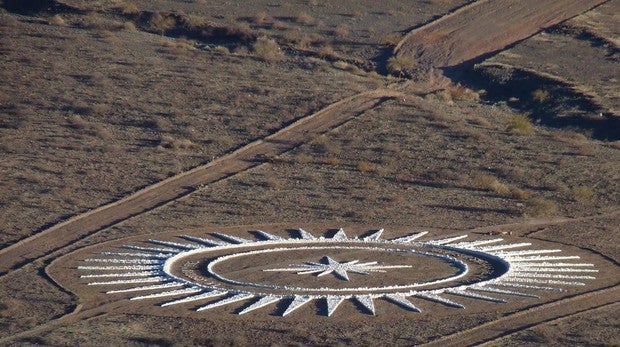 Un hombre construye una pista de aterrizaje para ovnis porque «se lo piden telepáticamente»