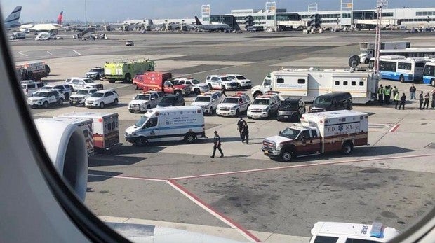 Los pasajeros del avión puesto en cuarentena ayer en Nueva York tienen gripe