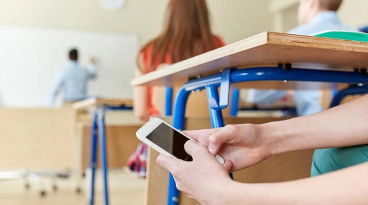 El Gobierno estudia la prohibición de los móviles en los colegios tras su entrada en vigor en Francia