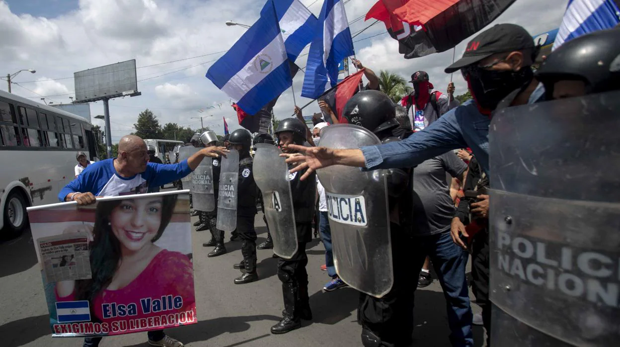 Un manifestante pide la liberación de los detenidos en la crisis de Nicaragua