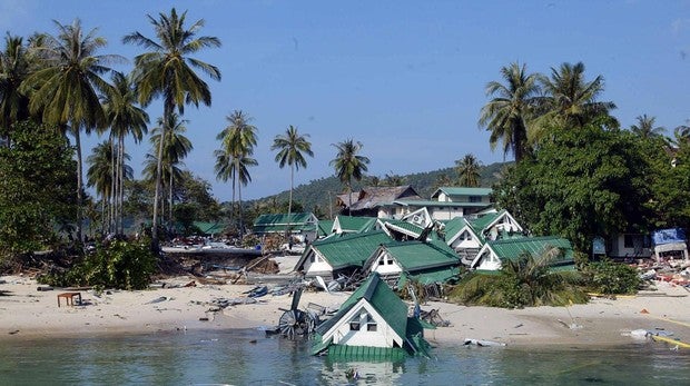 Rescatan a 14 turistas españoles en un catamarán a la deriva en Tailandia