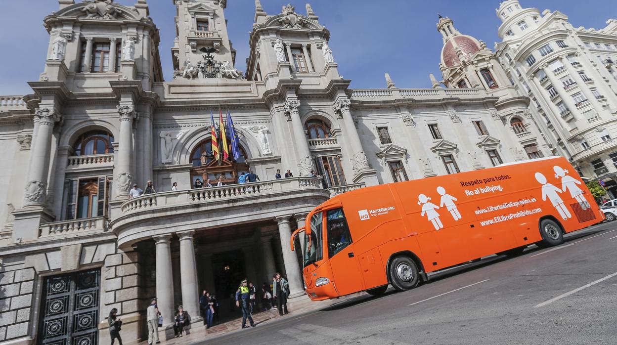 El autobús de Hazte Oír, en una de sus campañas