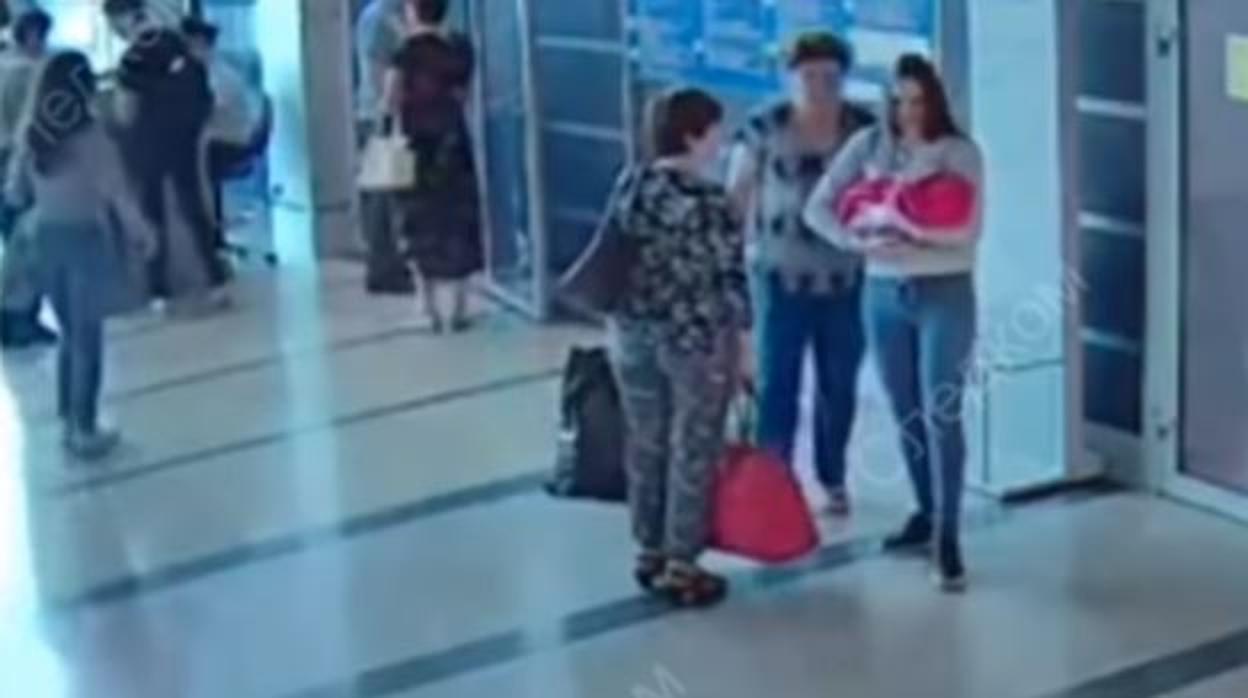 Las cámaras de un aeropuerto captan cómo una joven rusa vende a su bebé por 40 euros