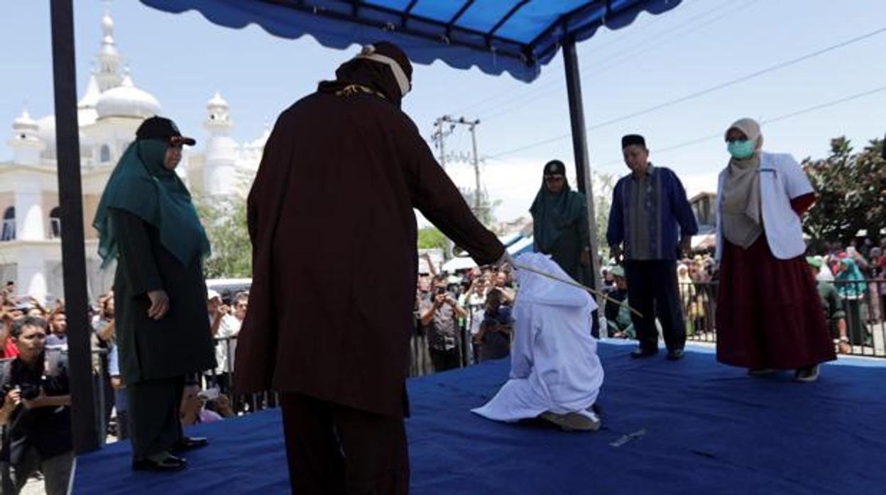 Imagen de archivo de una mujer azotada en Indonesia