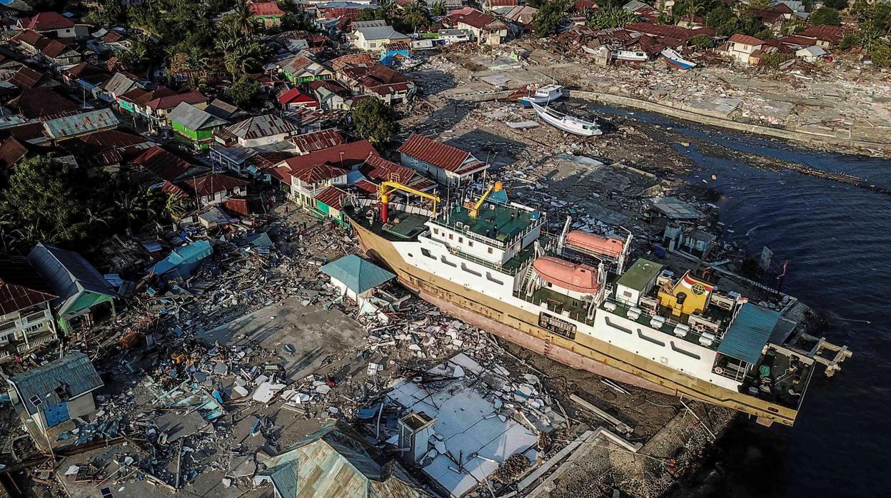 Fotografía aérea que muestra los daños causados por el terremoto y tsunami