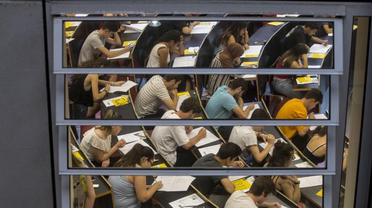 Un grupo de estudiantes durante los exámenes de Selectividad en la Universidad Pompeu Fabra de Barcelona