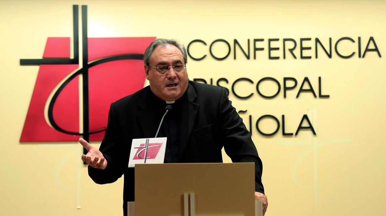 el secretario general de la Conferencia Episcopal Española, el sacerdote José María Gil Tamayo