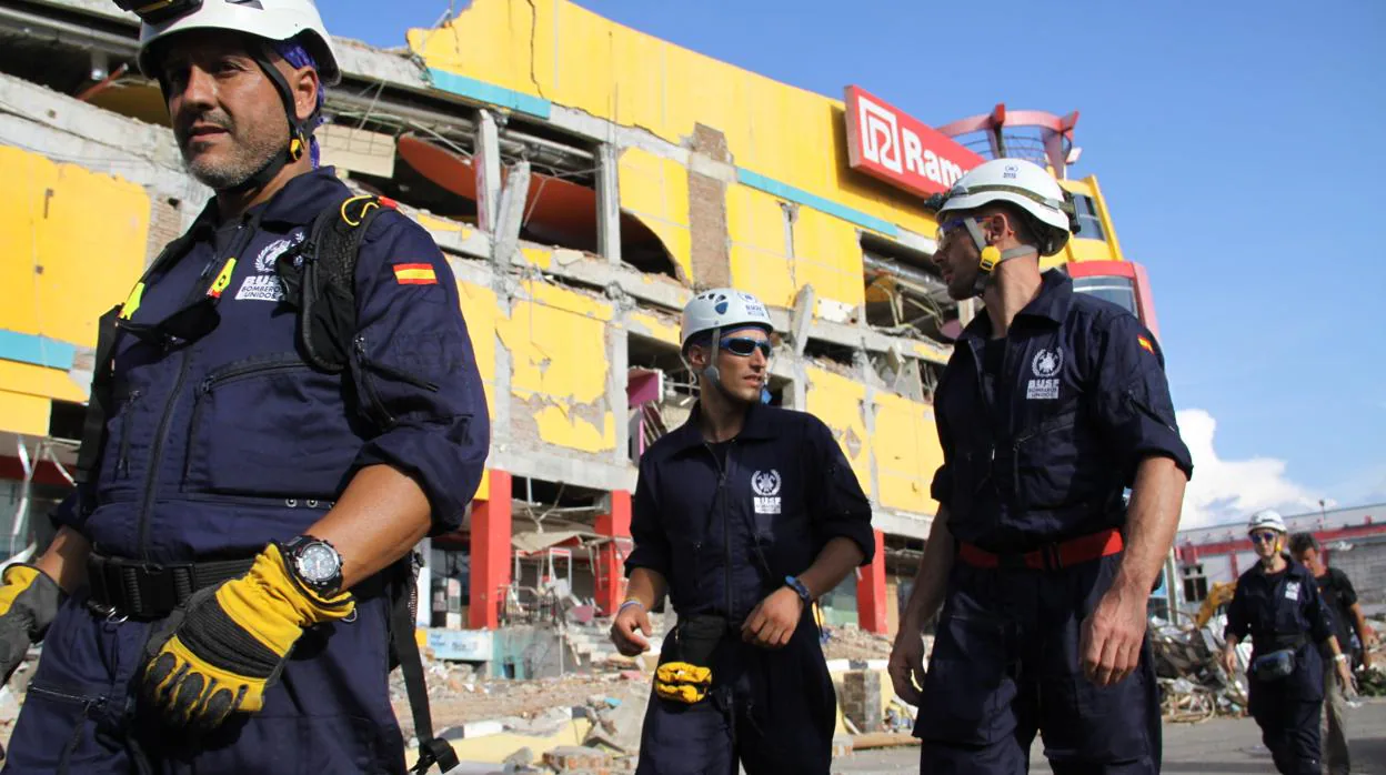 Los bomberos españoles inspeccionan algunos edificios destruidos por el terremoto de Palu