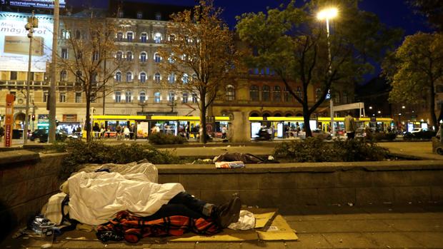 Hungría prohíbe dormir en la calle y la Policía podrá detener a los sintechos