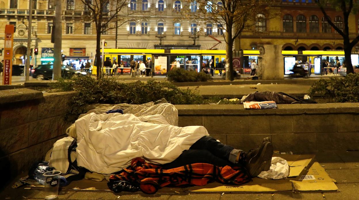 Una de las 50.000 personas sin hogar que transitan a diario por Budapest