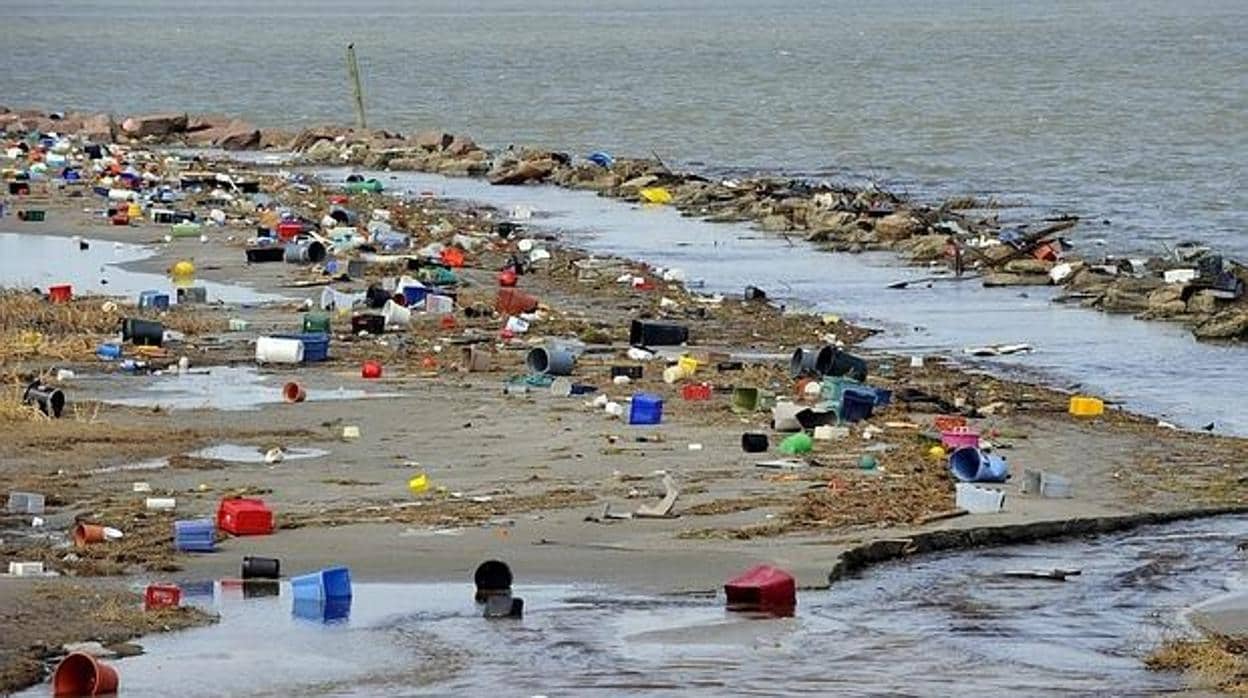 Imagen de archivo de una playa llena de plásticos