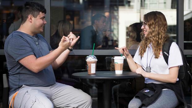 Starbucks abre su primer local con lengua de signos en Estados Unidos