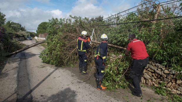 Un tornado deja sin electricidad a 38.000 vecinos en Menorca