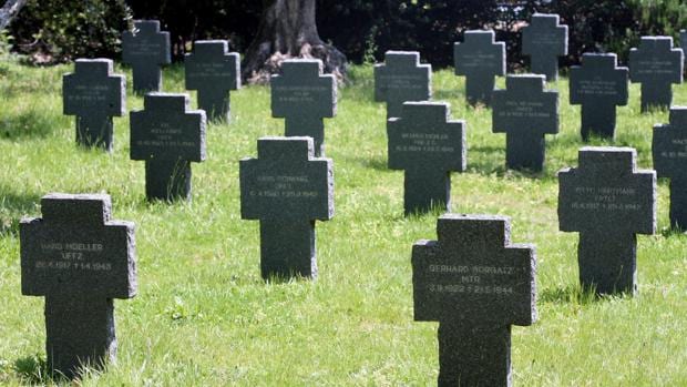 El jardinero del único cementerio militar alemán de España: «Me siento muy acompañado»