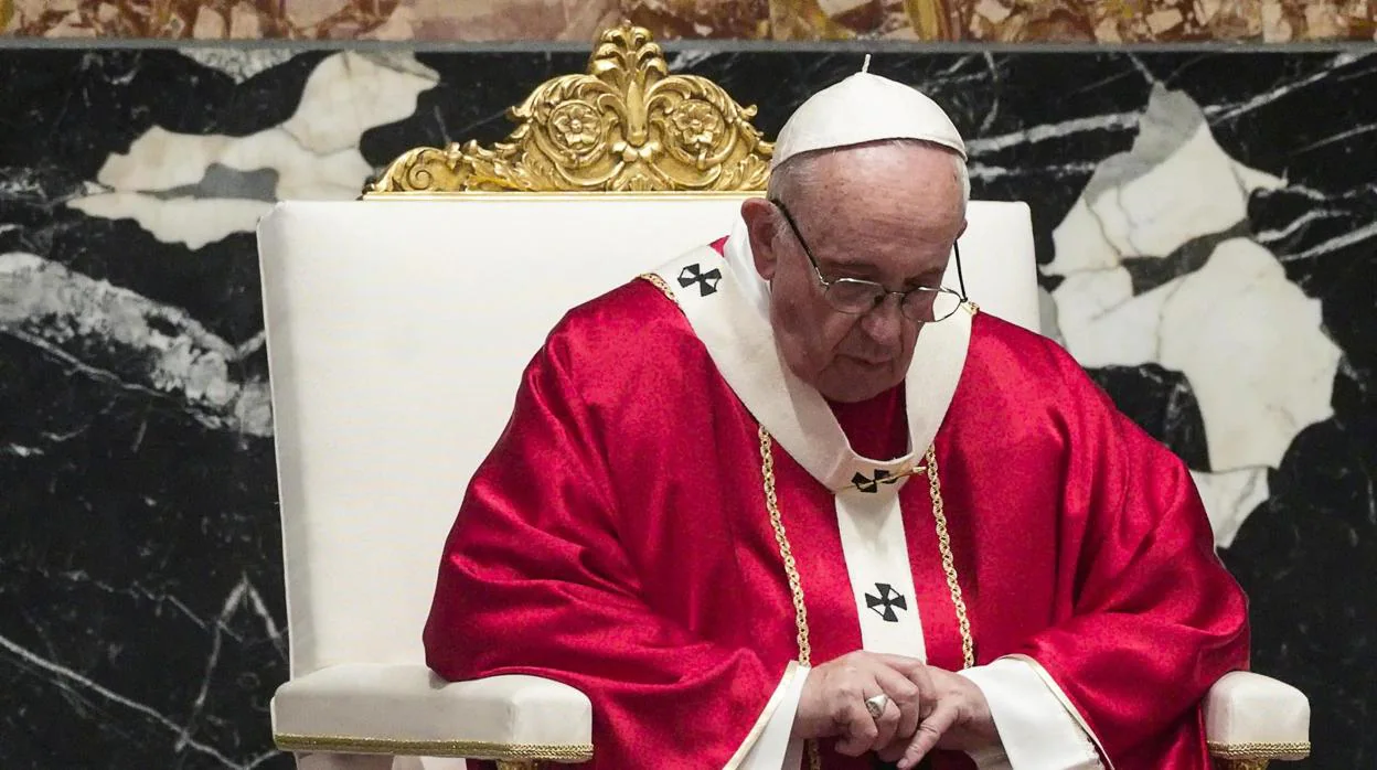 El Papa Francisco durante una misa en la Basílica de San Pedro, ayer en el Vaticano