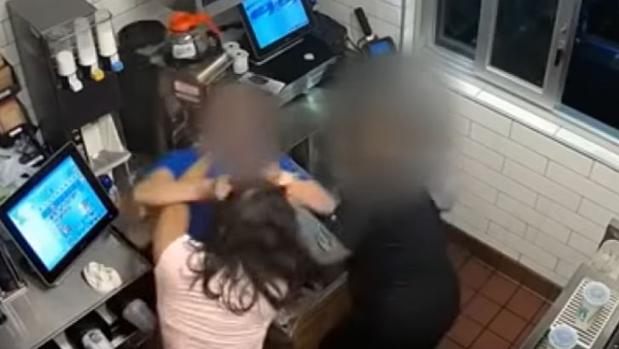 Brutal agresión al personal de un McDonald's por no dar kétchup a una clienta