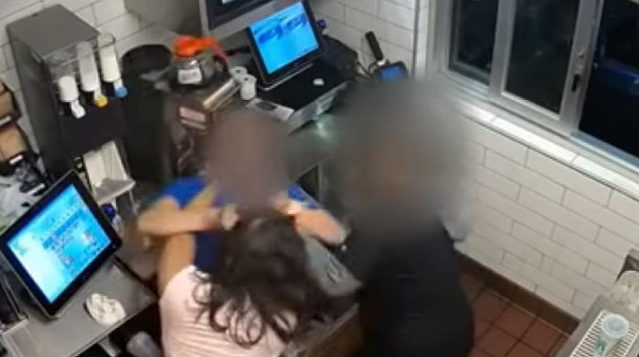 Captura de imagen del vídeo, donde se muestra a la agresora