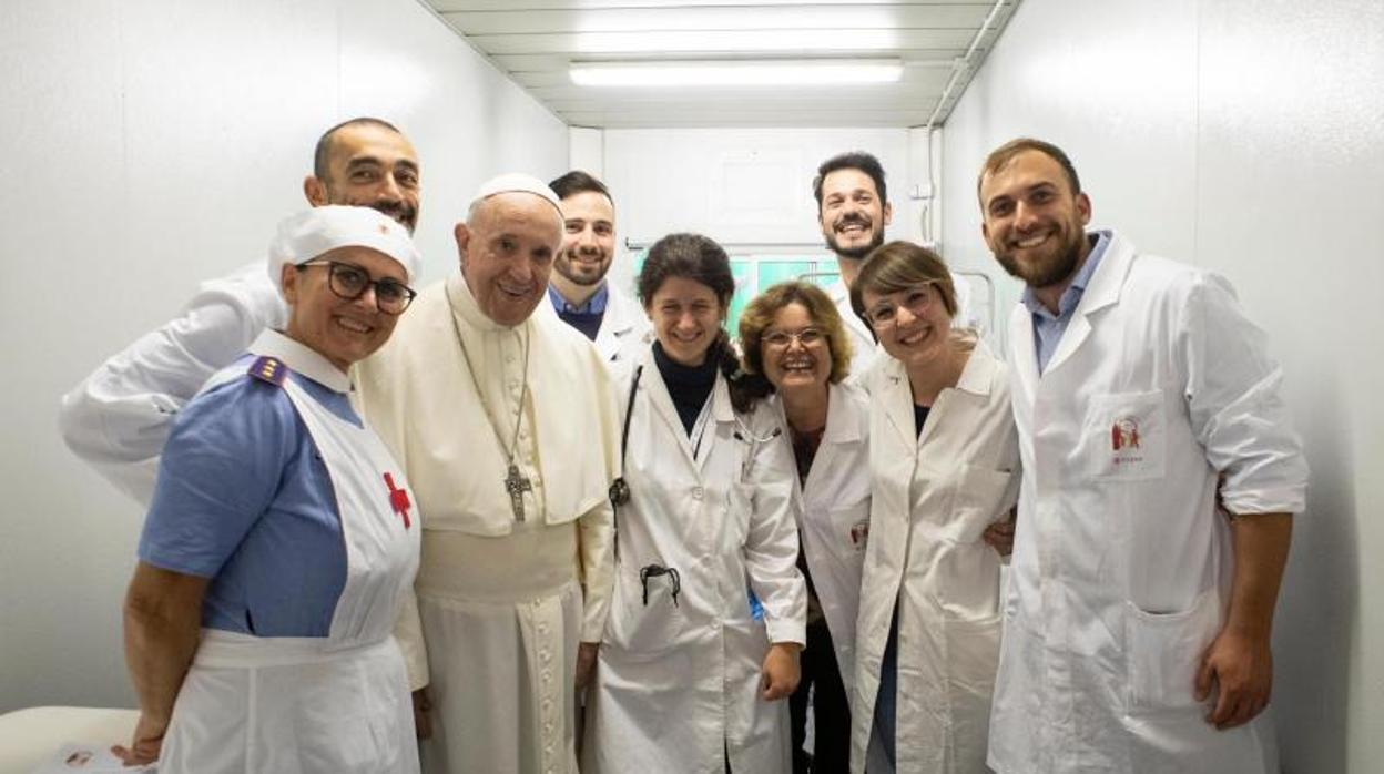 El Papa, el viernes, junto al personal del ambulatorio instalado en el Vaticano para atender a personas sin recursos