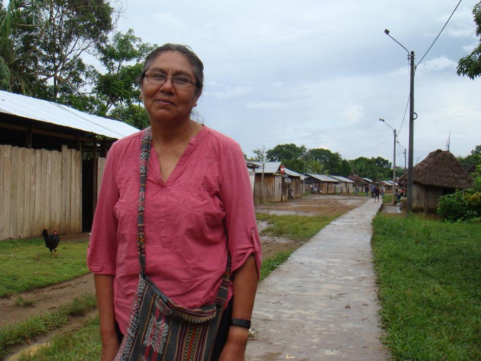 Hermana Lucero Guillén en una visita a Barranca, uno de los pueblos afectados por el derrame de crudo en la Amazonia Peruana