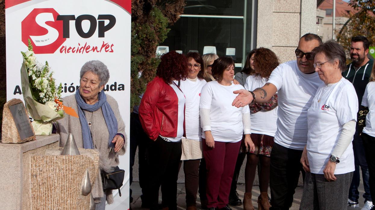 Representantes de la asociación Stop Accidentes han hecho una ofrenda floral ante el monumento erigido en honor de las víctimas de accidente en ciudades como Vigo (Pontevedra)