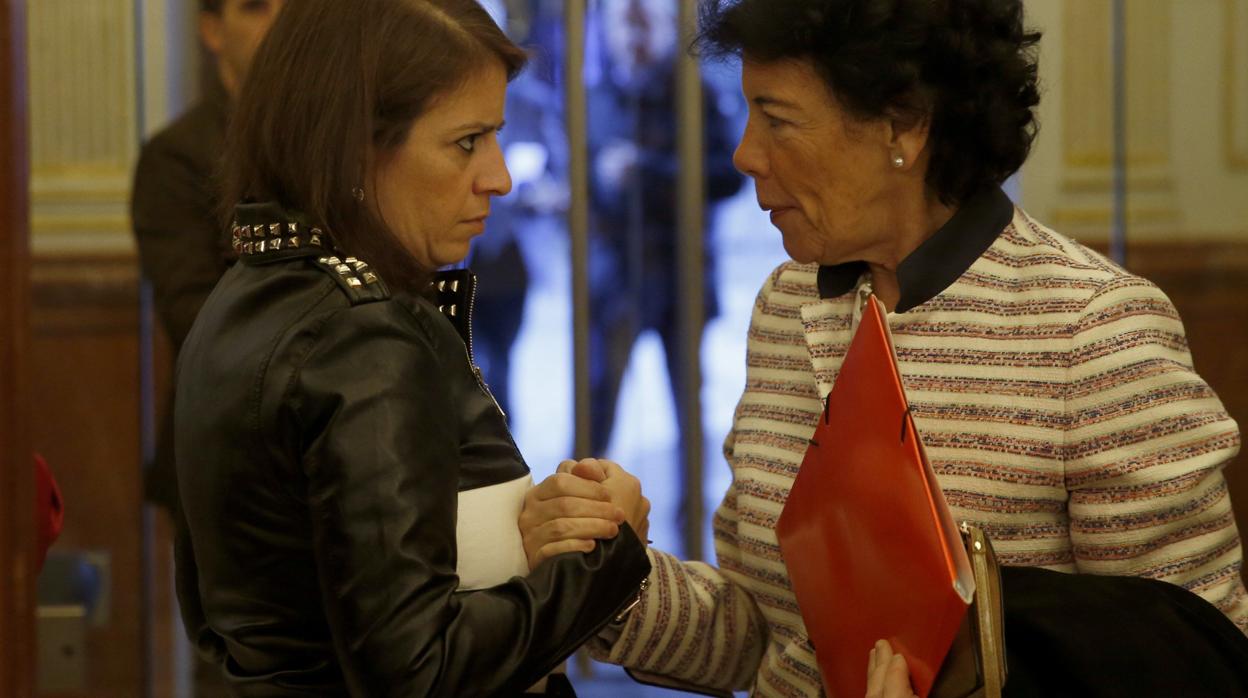 La portavoz del PSOE en el Congreso, Adriana Lastra,, conversa con la ministra portavoz del Gobierno, Isabel Celaá, en el Congreso tras anunciar el fin de la «ley Wert»