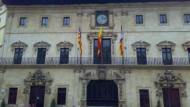 El Ayuntamiento de Palma despide a dos trabajadores por haber falsificado sus títulos de catalán