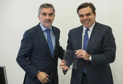 Iñaki Arechabaleta, director general de Negocio de Vocento (izq.) y Margaritis Schinas, portavoz de la Comisión Europea