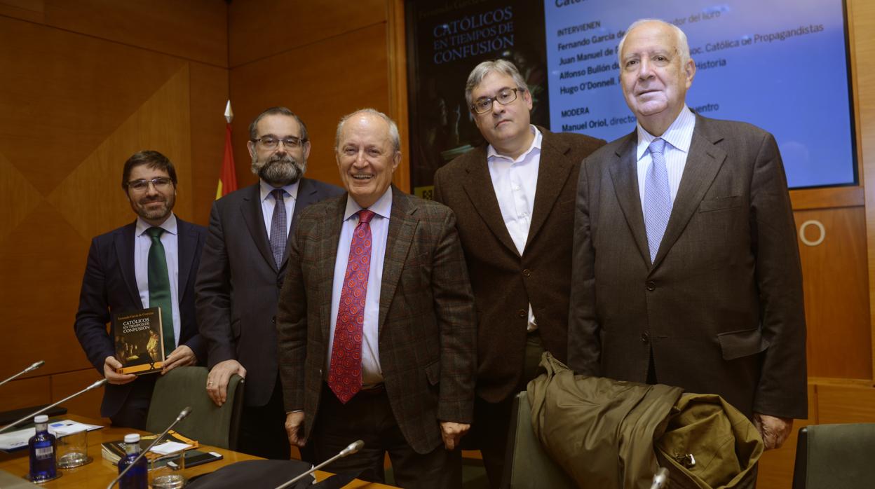 De izquierda a derecha, Manuel Oriol, Alfonso Bullón de Mendoza, Fernando García Cortázar, Juan Manuel de Prada y Hugo O'Donnell