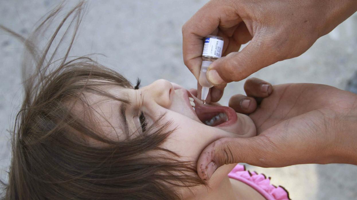 Una niña recibe la vacuna para la polio