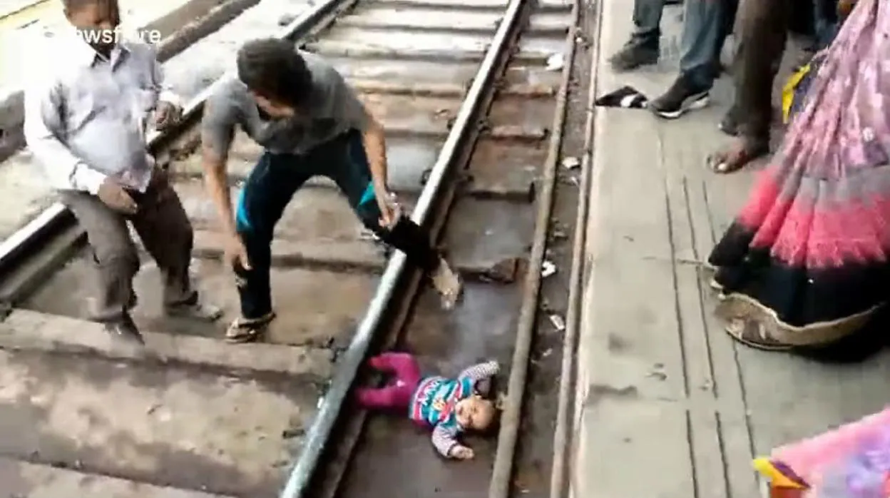 Un bebé sobrevive de forma milagrosa después de que un tren le pase por encima