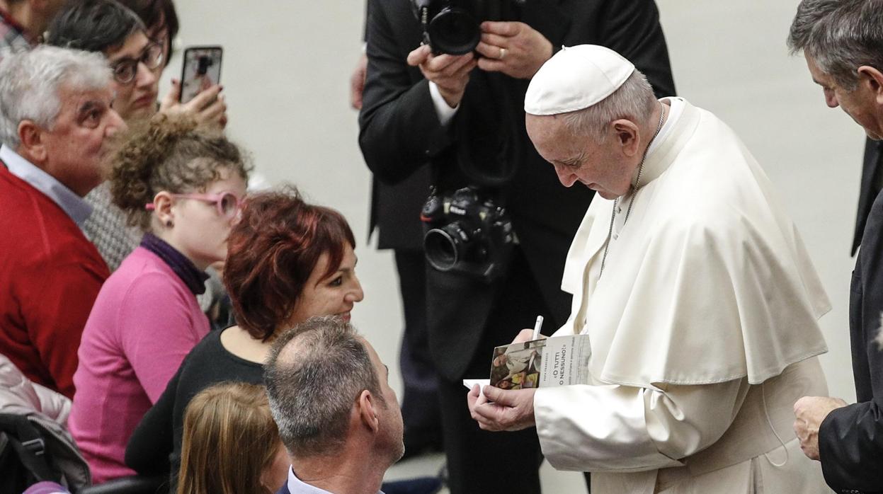 El Papa Francisco se acerca a los peregrinos en la Plaza de San Pedro