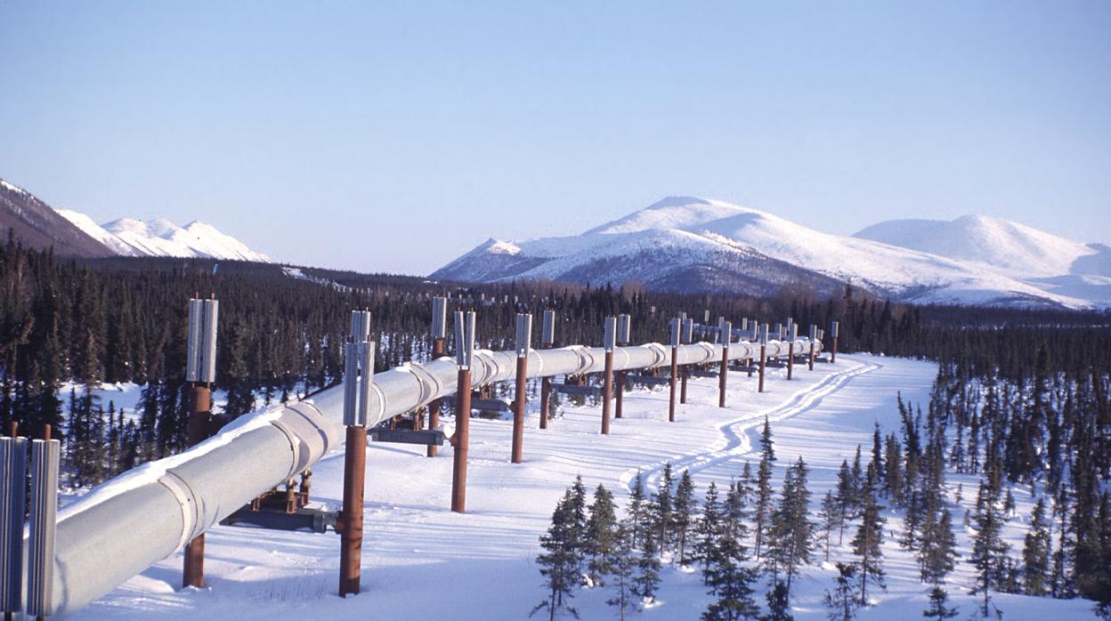 Una tubería de extracción de petróleo que atraviesa Alaska, cerca de la estación de bombeo de Valdez