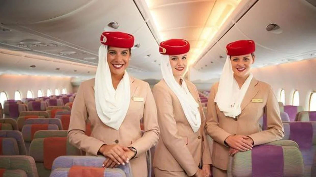 Emirates exige a sus azafatas que lleven maquillaje y el uniforme bien entallado