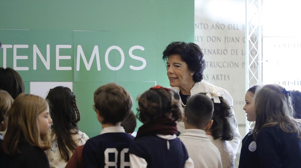 La ministra de Educación, con un grupo de escolares en el 40 aniversario de la Constitución