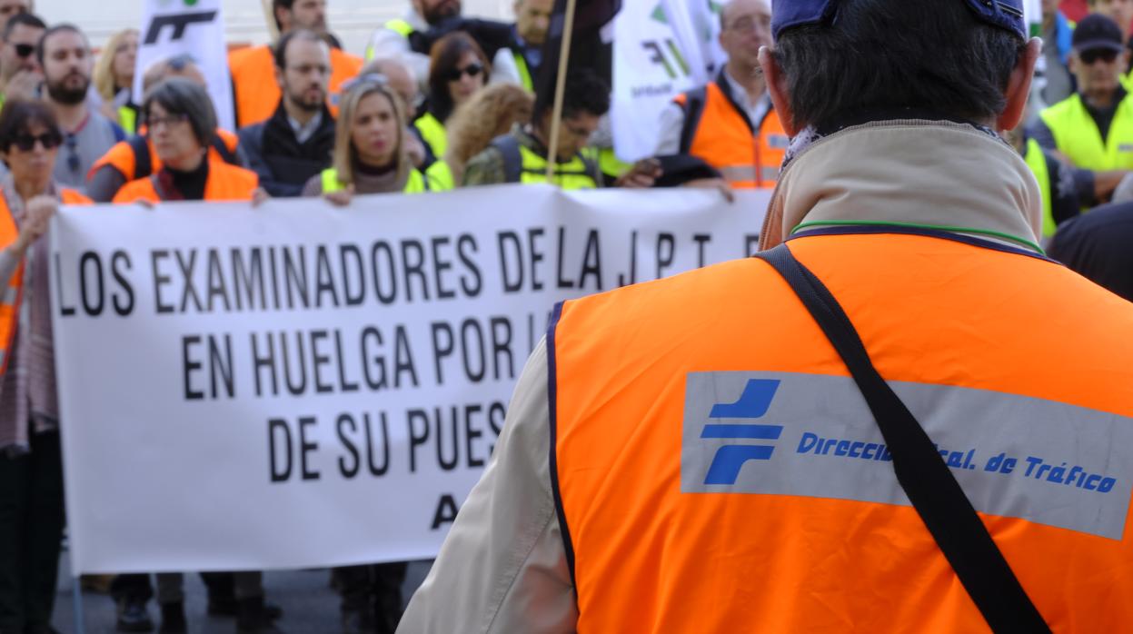 El colectivo de examinadores de tráfico marchó ayer por la mañana por las calles céntricas de Madrid