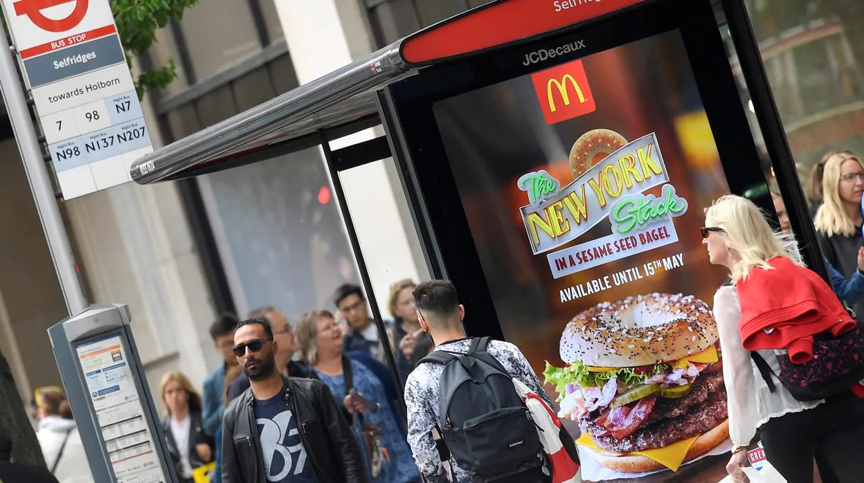 Publicidad de una hamburguesa de McDonald's en una parada de autobús de Londres