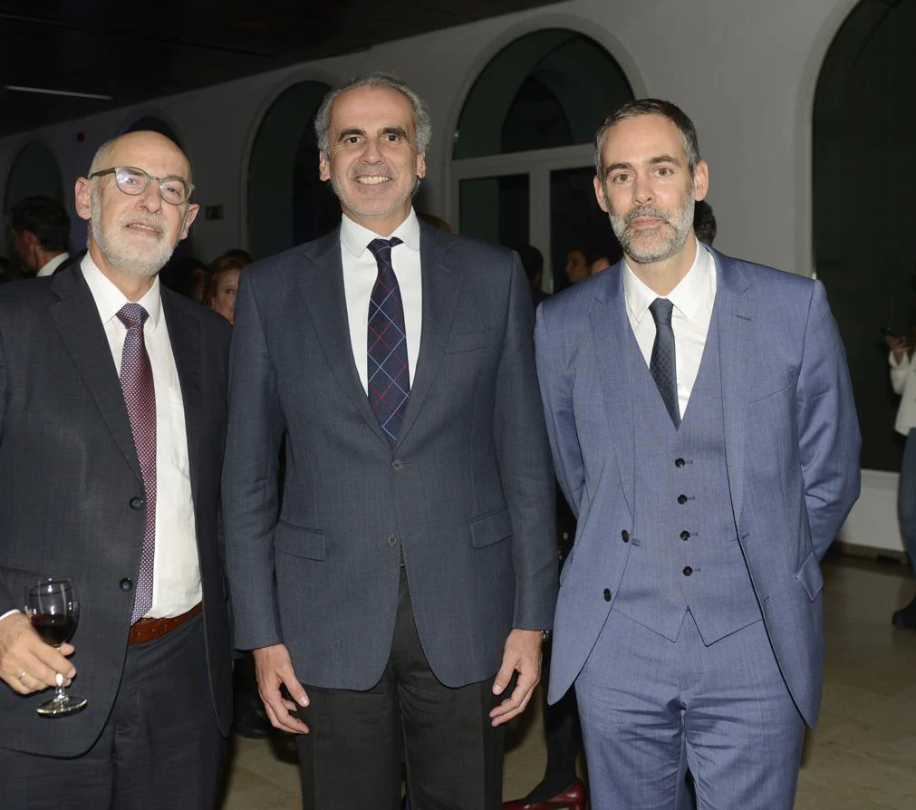 El consejero de Sanidad de Madrid (centro) junto a Roni Yagel y Enrique Palacios de Insightec. 