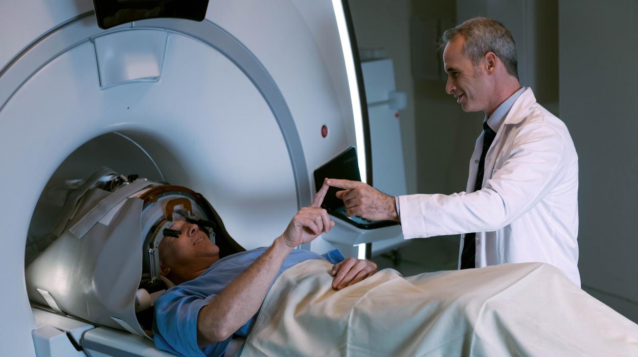 Un paciente, en el interior del exablate neuro, el equipo médico que combina dos tecnologías probadas: el ultrasonido y la resonancia magnética