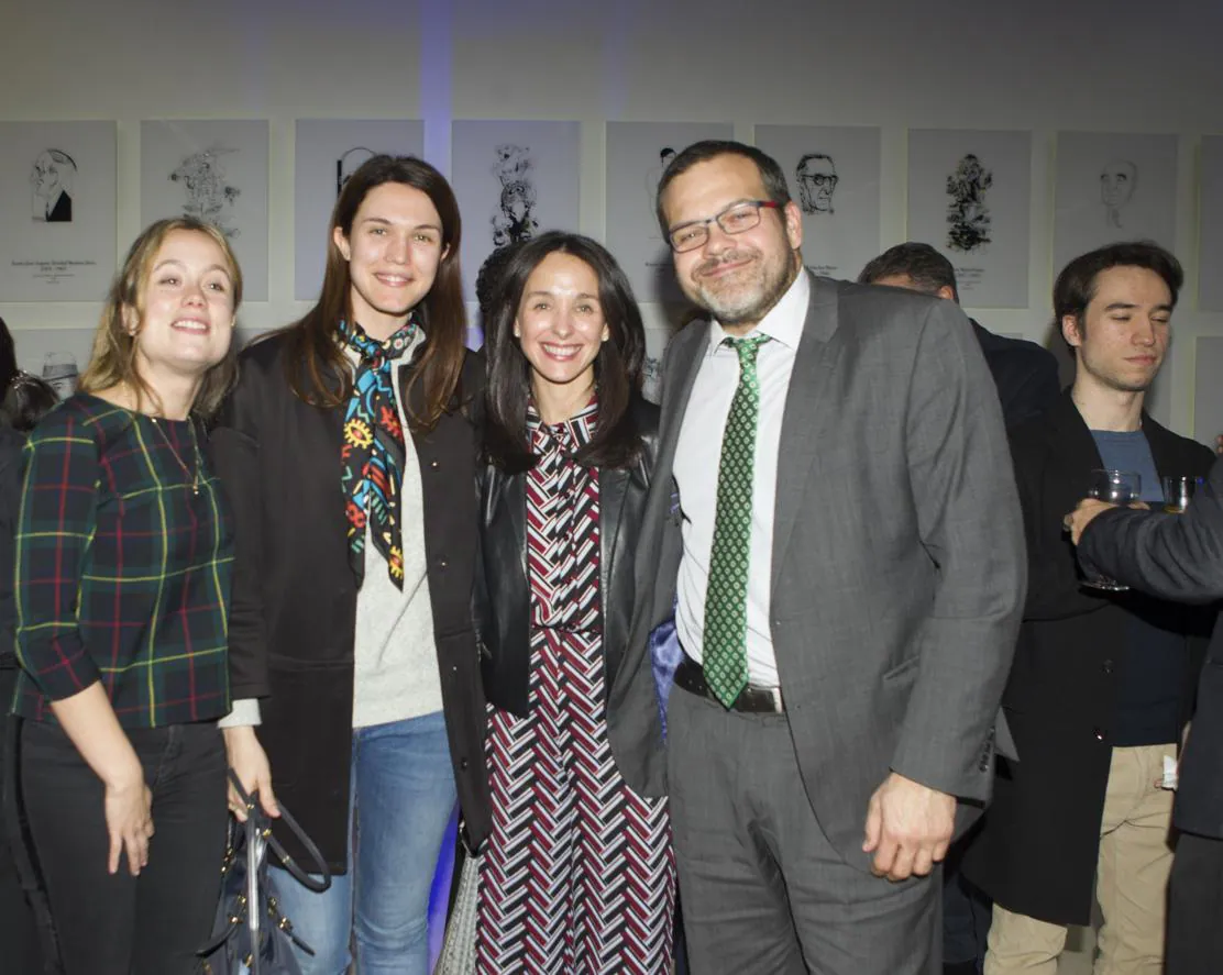 Beatriz Lozano de Roche (segunda por la dcha.) con su equipo de comunicación y Antonio González de Farmaindustria. 