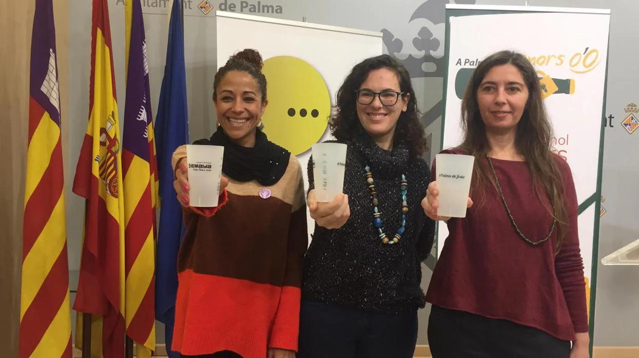 Las regidoras Aurora Jhardi, Eva Frade y Neus Truyol presentaron el nuevo servicio de préstamo de vasos reutilizable