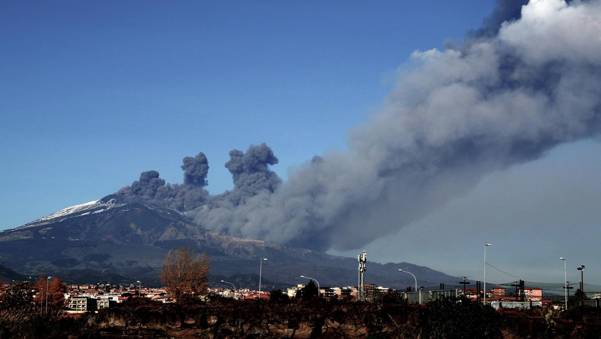 Humo que se desprende sobre la ciudad de Catania del volcán Etna