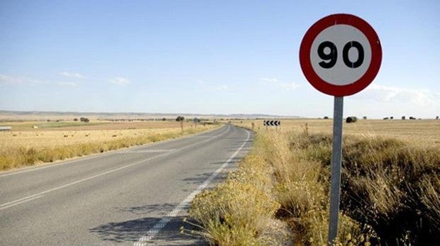 El Gobierno reduce a 90 km/h la velocidad máxima en las carreteras secundarias