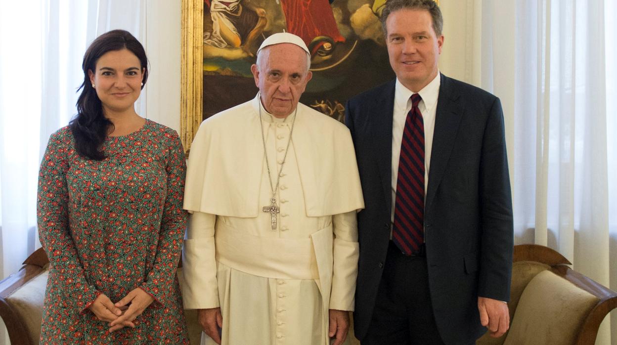 Paloma García Ovejero, el Papa Francisco y Greg Burke, en una imagen de archivo