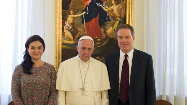 El Papa acepta la dimisión de sus portavoces Greg Burke y Paloma García Ovejero